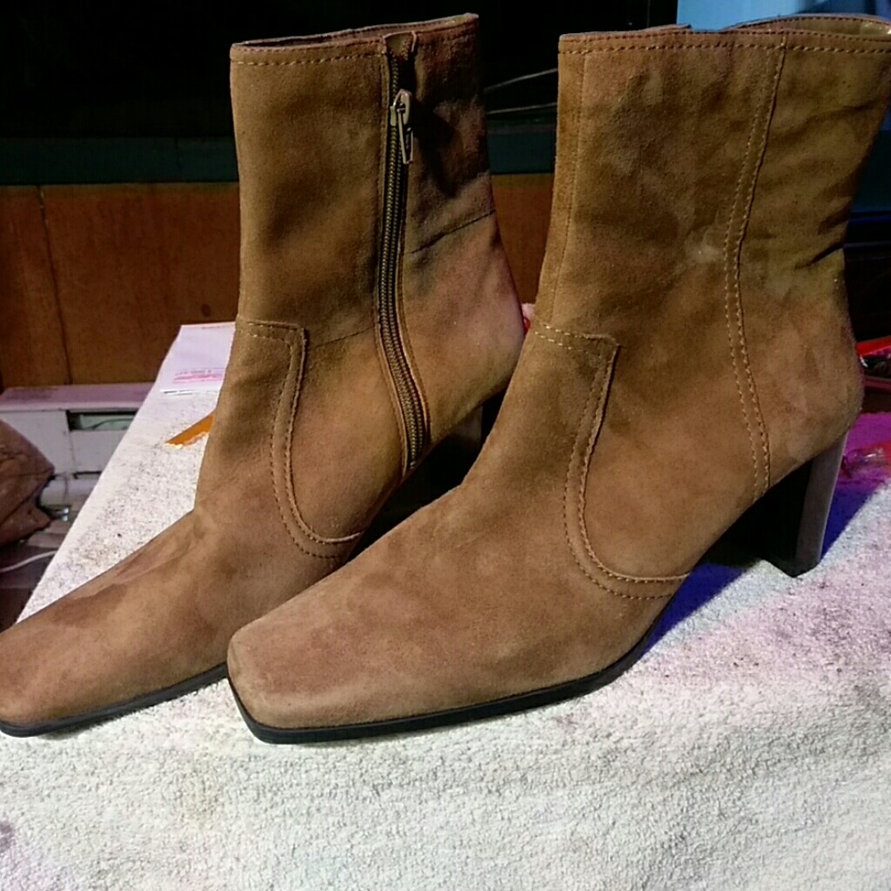 Suede Nine and Company boots tan size 7